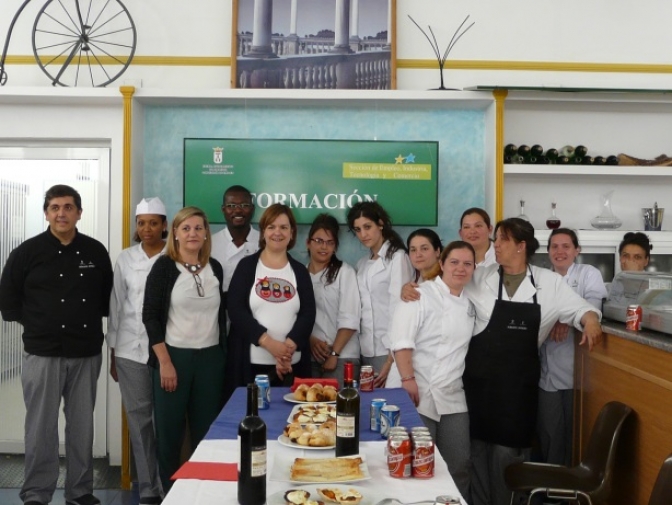 La concejal de Acción Social, Eva Navarro, preside la clausura del taller de cocina ‘Albacete Integra’