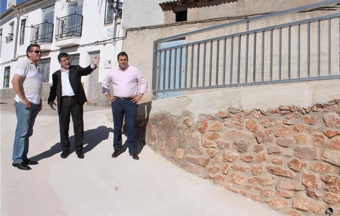 Salobre construye un muro de contención e instala una barandilla para facilitar la movilidad de sus vecinos