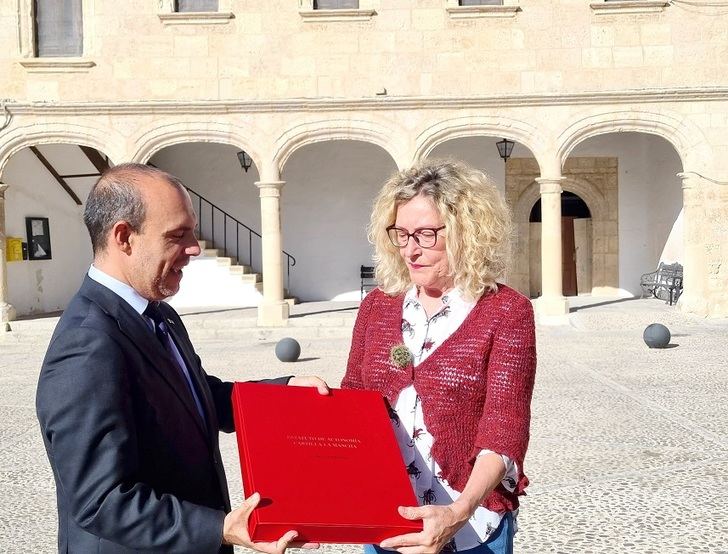 Bellido entrega un ejemplar conmemorativo del Estatuto de C-LM en Alarcón, escenario de la asamblea que lo aprobó en 1981