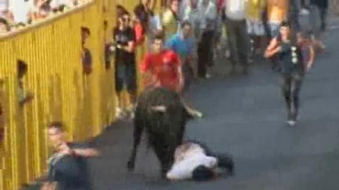 Fallece un hombre corneado en el cuello por un toro mientras grababa el encierro de Villaseca (Toledo)