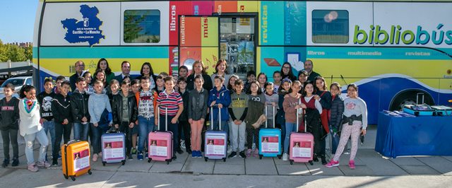 Los bibliobuses de Castilla-La Mancha llevarán a los municipios pequeños libros sobre la igualdad de género