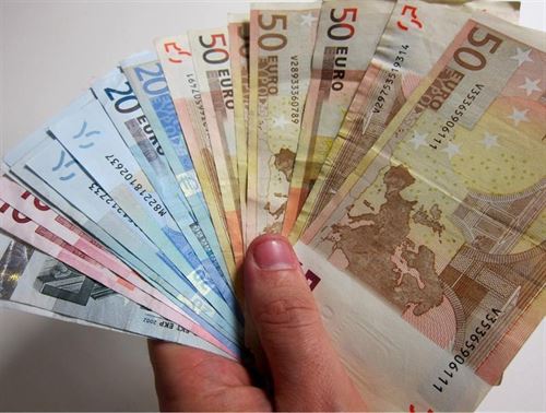 Una mujer de Albacete encuentra 465 euros en la calle y los entrega a la Policía