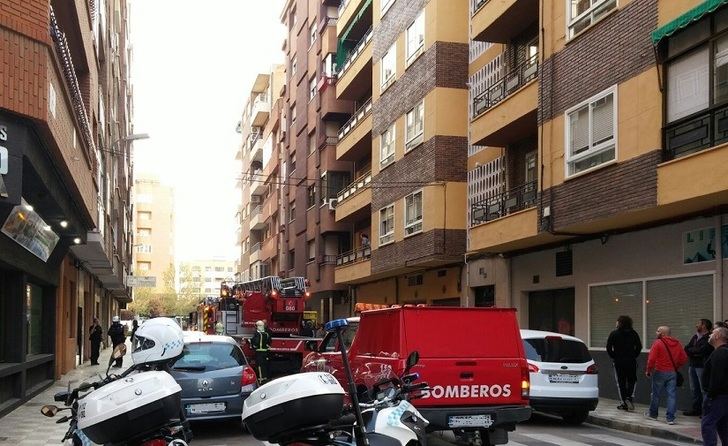 Bomberos y Policía Local de Albacete intervienen en un domicilio de Albacete en el que había dos niños en un balcón en peligro