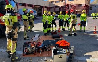 Los bomberos de Albacete imparten una jornada para el transporte urgente del SESCAM para mejorar la coordinación en los accidentes de tráfico