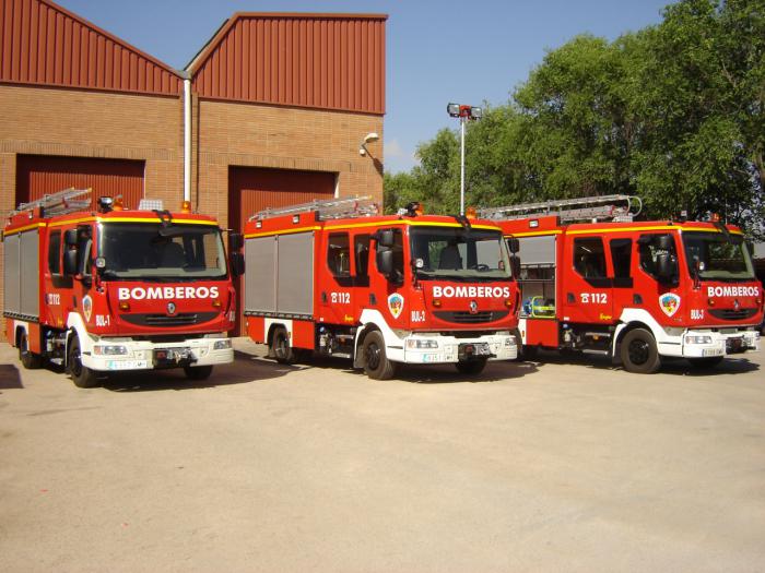 Los bomberos intervienen en un incendio en una planta de reciclaje de La Roda (Albacete)