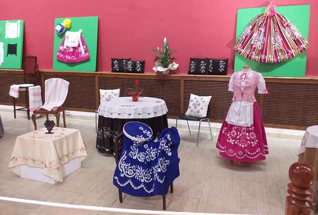 Fin de curso en La Roda para los talleres de bordados y acordeón de la Universidad Popular