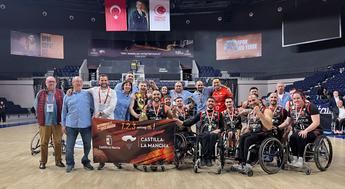 El BSR Amiab Albacete celebró así su cuarto título de campeón de Europa.