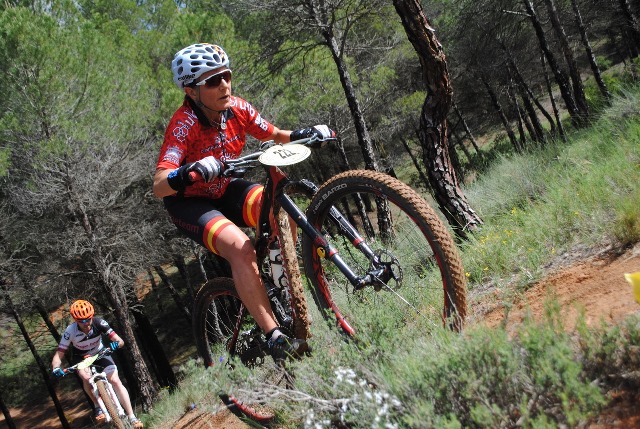 Óscar Carrasco y Aída Milán vencen en la carrera de BTT de Mahora