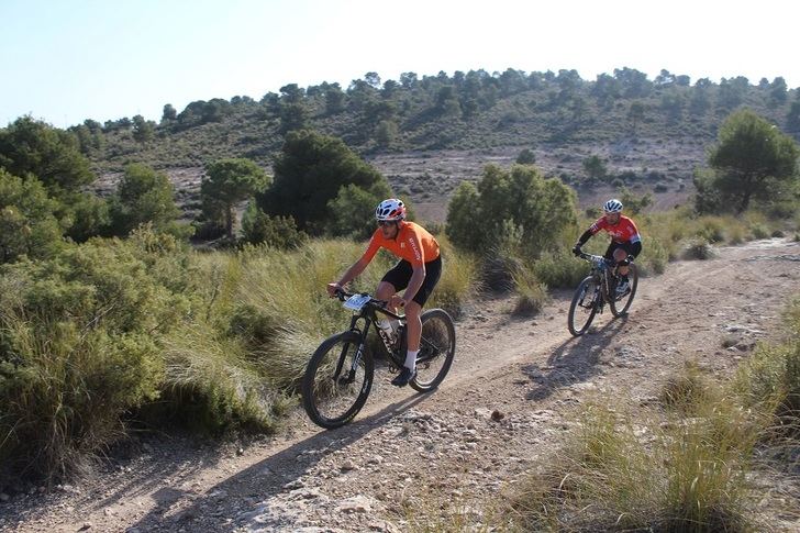 Óscar Carrasco y Aida Milán ganaron la carrera de BTT de Casas de Juan Núñez