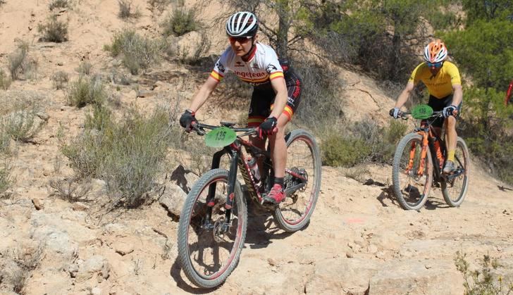 Aida Milán y Javier Gómez, ganadores de la carrera de BTT de Villamalea, del Circuito de la Diputación de Albacete