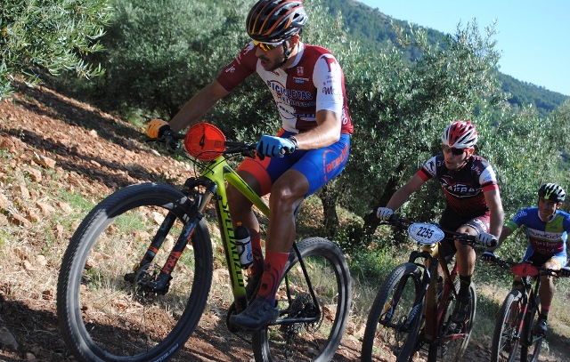 Alberto López y Aida Milán ganaron la carrera de BTT de Bienservida