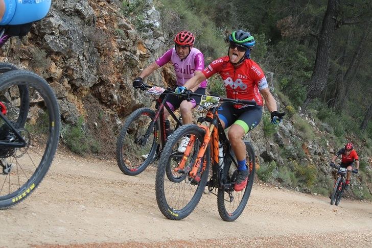 Alberto López y Alfonsi Villar fueron los vencedores de la carrera de BTT de Bogarra