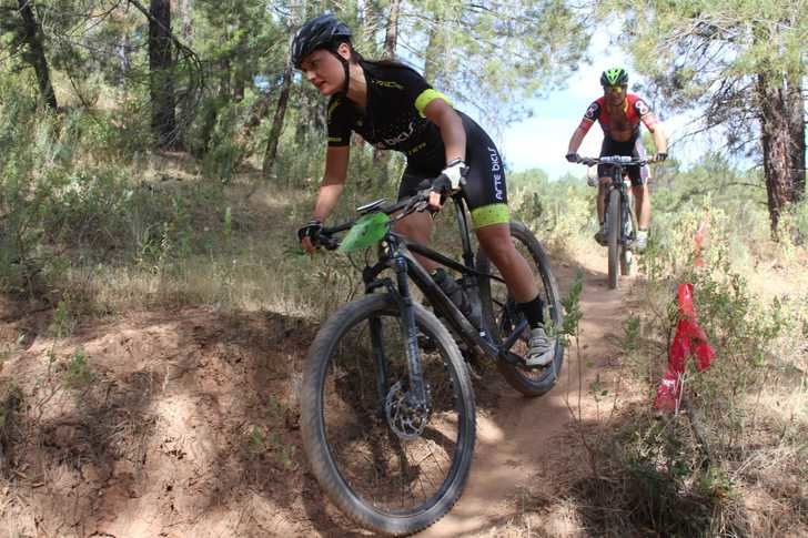 Almudena Jiménez e Ismael Hernández ganaron la calurosa carrera de BTT de Molinicos