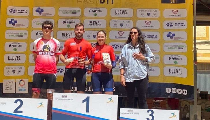 David Zafra y Lucía Navarro vencen en la prueba BTT de Villamalea