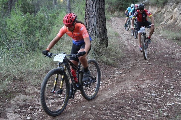 Tomás García y Lucía Navarro, los más rápidos en la carrera de BTT de Elche de la Sierra