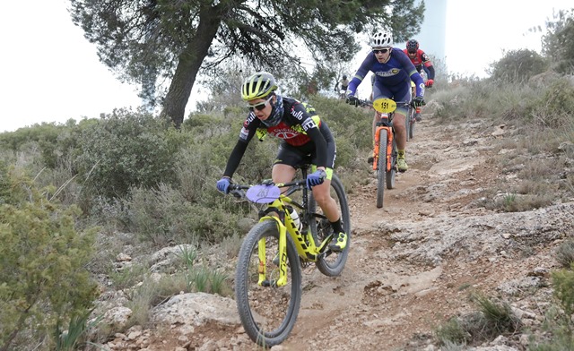 Nieves Giménez e Iván Martínez ganador la carrera de BTT de Pozo Cañada, marcada por el viento