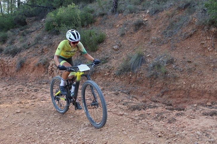 Los hermanos Adrián y Paula Plaza vencen en la prueba BTT de Casas Ibáñez