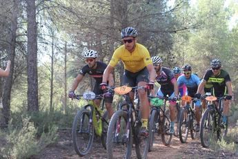 Casas Ibáñez recibe a los ciclistas que participan en el Circuito de BTT de la Diputación de Albacete