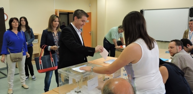 El socialista Santiago Cabañero votó a primera hora en Cenizate