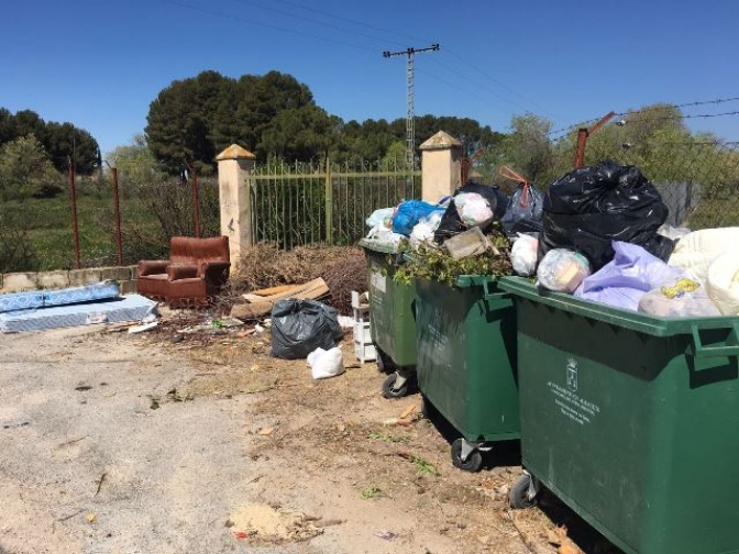 Soriano denuncia la cantidad de basura acumulada en los contenderos de la Huerta de las Ánimas