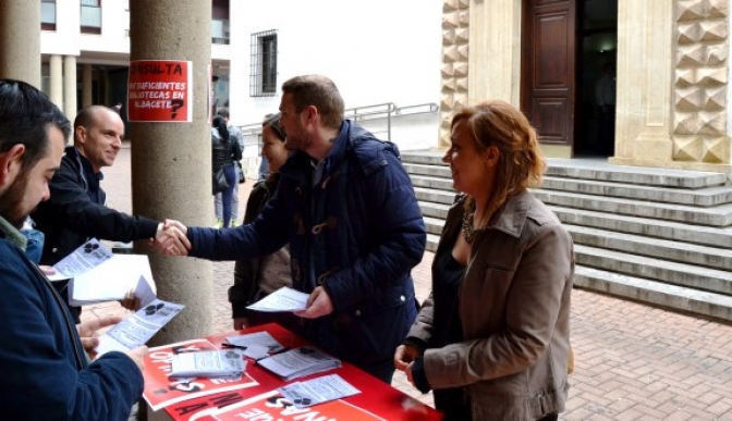 El PSOE de Albacete consulta a los usuarios sobre la realidad de las necesidades de los puestos de estudios en bibliotecas