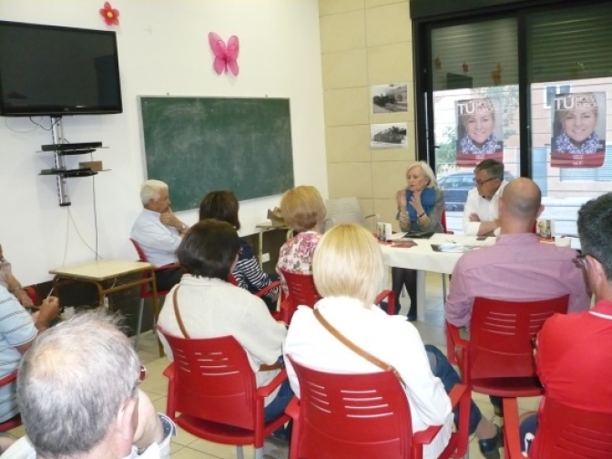 El PSOE hellinero continúa su campaña visitando los barrios de la localidad