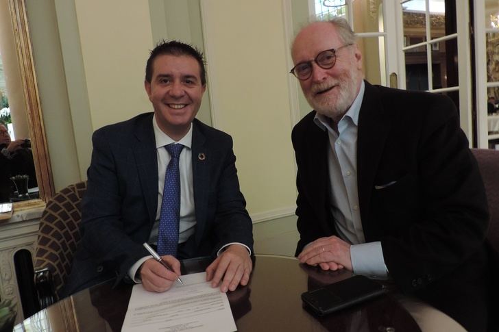 Cabañero, presidente de la Diputación, firma como nuevo socio de la Asociación Cultural de Albacete en Madrid