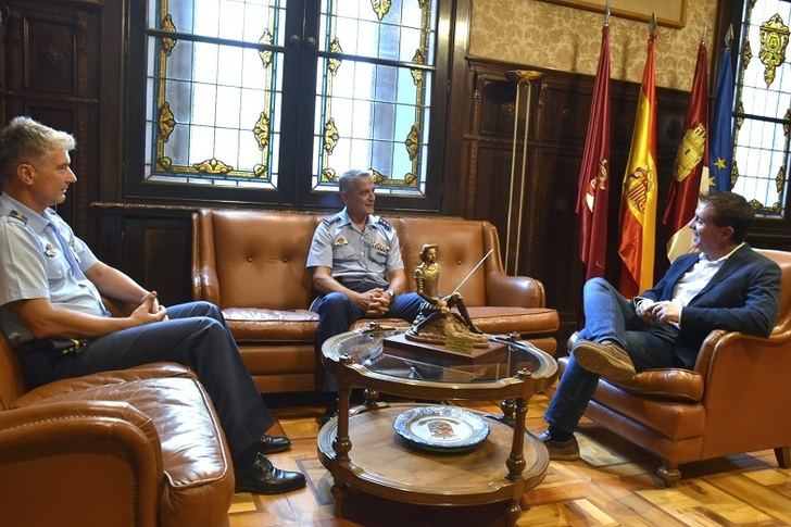 El presidente de la Diputación de Albacete recibe a los coroneles que protagonizarán el relevo de mando del Programa de Liderazgo Táctico