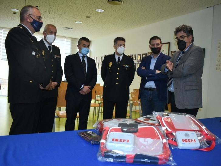 La Diputación de Albacete facilita desfibriladores a Guardia Civil y Policía Nacional de Albacete y Hellín