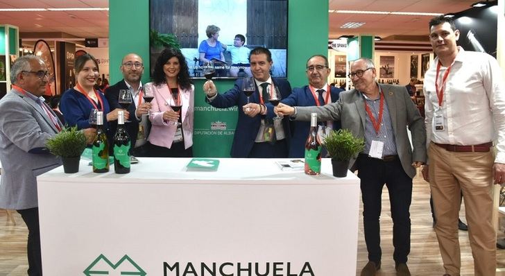 Cabañero anuncia en FENAVIN el apoyo económico de la Diputación al impulso de las cuatro Rutas del Vino de Albacete
