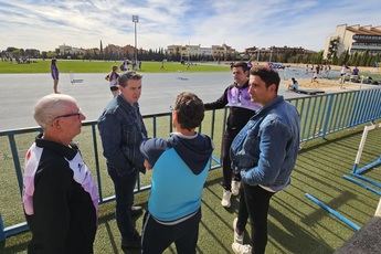 Cabañero aplaude 'la fuerza referente' del atletismo provincial durante su visita a las pistas del campus de Albacete