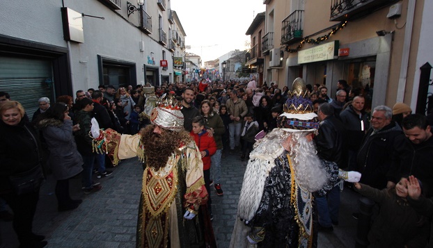 Multitudinario recibimiento a Melchor, Gaspar y Baltasar en la Cabalgata 2019 en Illescas (Toledo)