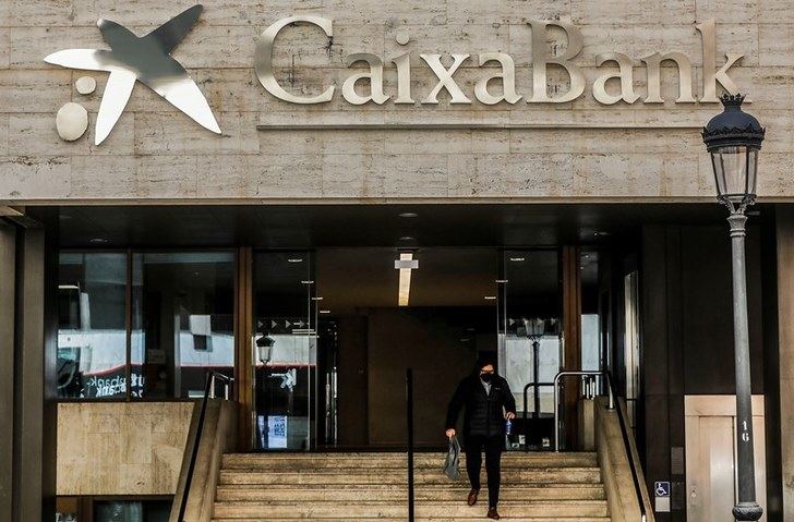CaixaBank plantea el despido de 8.291 personas y el cierre de 1.534 oficinas