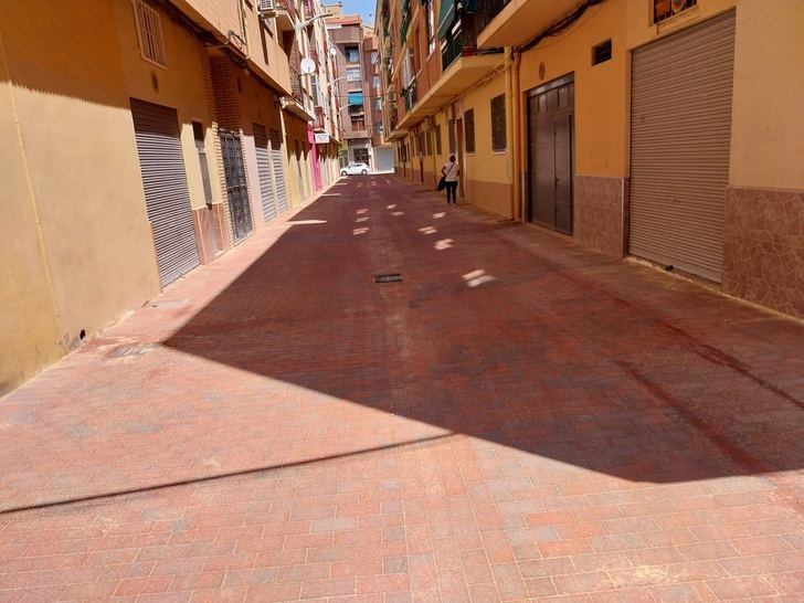 La calle La Coruña de Albacete se convierte en un espacio semipeatonal tras las obras de acerado