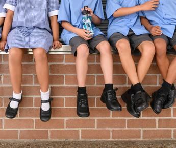 Consejos los podólogos de Castilla-La Mancha: Transición gradual al calzado otoñal para evitar lesiones en los pies