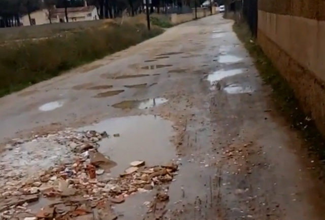 Vecinos y Contigo Albacete presentan firmas para que se asfalte el Camino de Molinicos