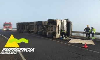 Herido y al hospital un hombre tras volcar el camión que conducía en Puertollano (Ciudad Real)