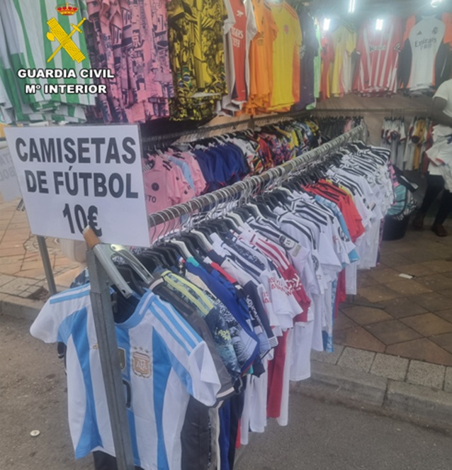 La Guardia Civil de Albacete desmantela red de falsificación en La Roda: 78 bolsos y 135 camisetas confiscadas