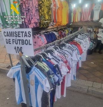 La Guardia Civil de Albacete desmantela red de falsificación en La Roda: 78 bolsos y 135 camisetas confiscadas