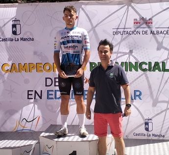 Xavier Arnal Pérez se corona campeón del Trofeo San Isidro de Ciclismo en Villamalea