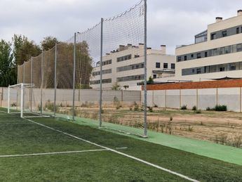 Renovación del césped artificial en el campo Ginés Meléndez tras 18 años de uso