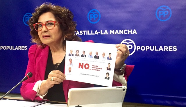 Carmen Riolobos muestra una foto con los diputados de la región que votaron contra la prisión permanente revisable.