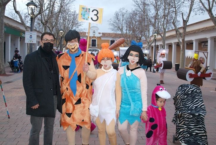 El Carnaval de Albacete sale a la calle con un desfile colorido y festivo