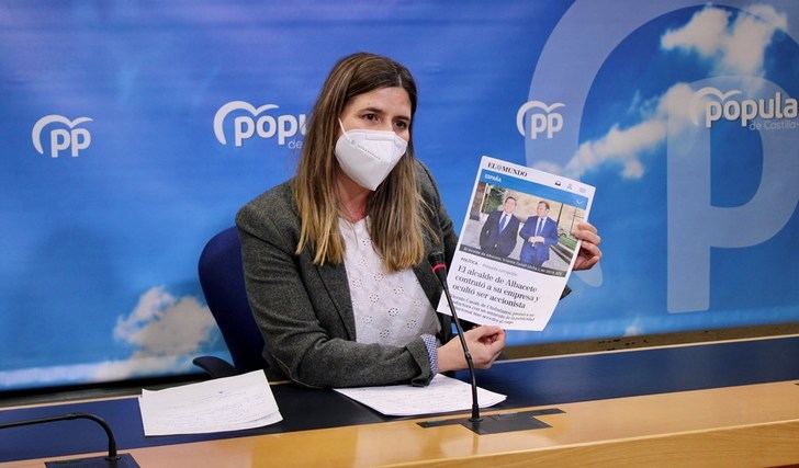 Carolina Agudo con una foto de la noticia de Vicente Casañ.