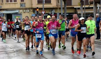 Eva Moreno y Andrés Micó ganaron la XXXII Media Maratón Ciudad de Hellín, con la lluvia como testigo