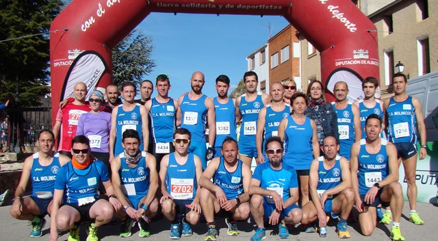 Atletas del club de Molinicos que participaron en 'su' carrera.