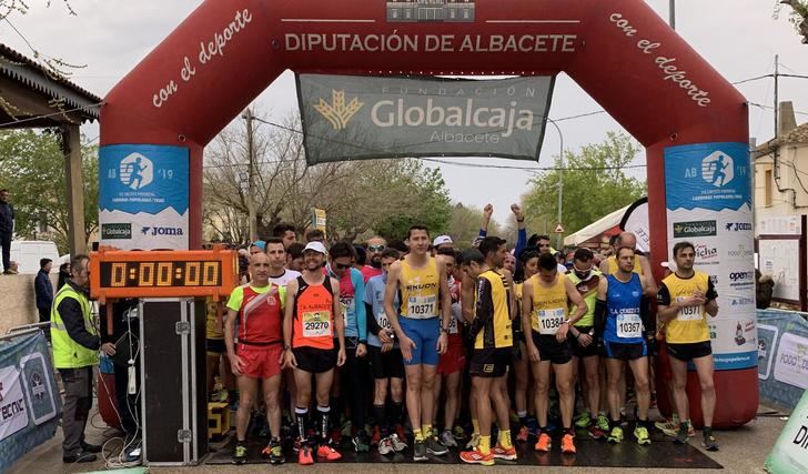 María Ángeles Magán y Pablo López ganaron la Carrera Popular de Minaya, con viento y lluvia