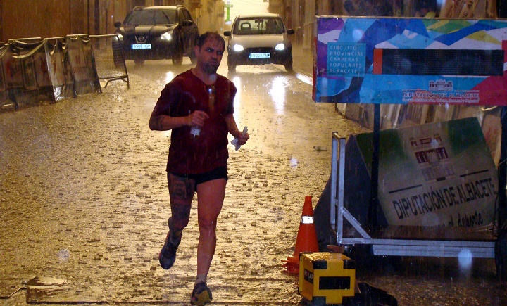 Jesús Ángel Rodríguez y María Ángeles Magán ganan la Carrera Popular de Valdeganda, presidida por la lluvia y el granizo