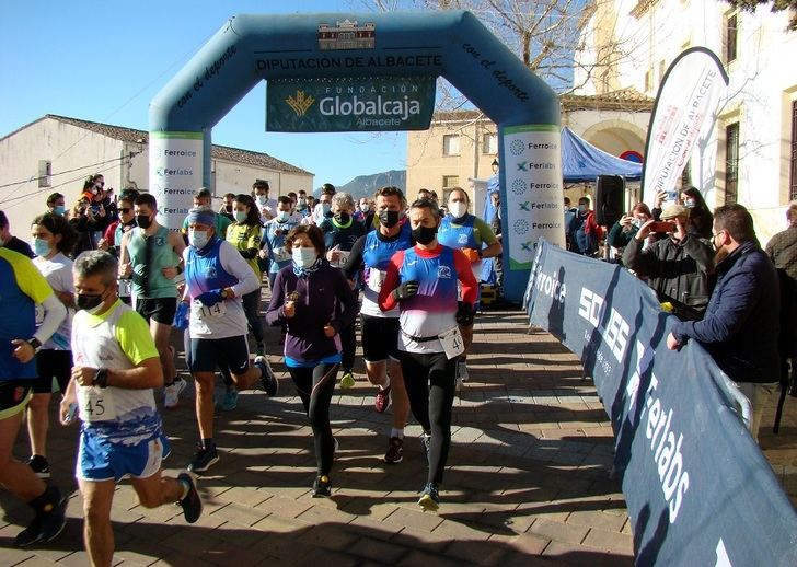 Gabriel García Robles y Pilar Amores, ganadores de la Carrera Popular de Yeste