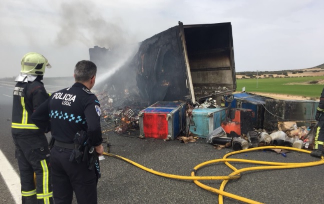 El camión incendiado en la A-30 cerca de Albacete.